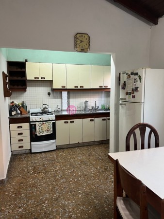SE VENDE CASA CON LOCALES COMERCIALES
